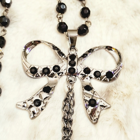 Silver plated black-and-white beaded crystal bow necklace - Picture 9 of 16